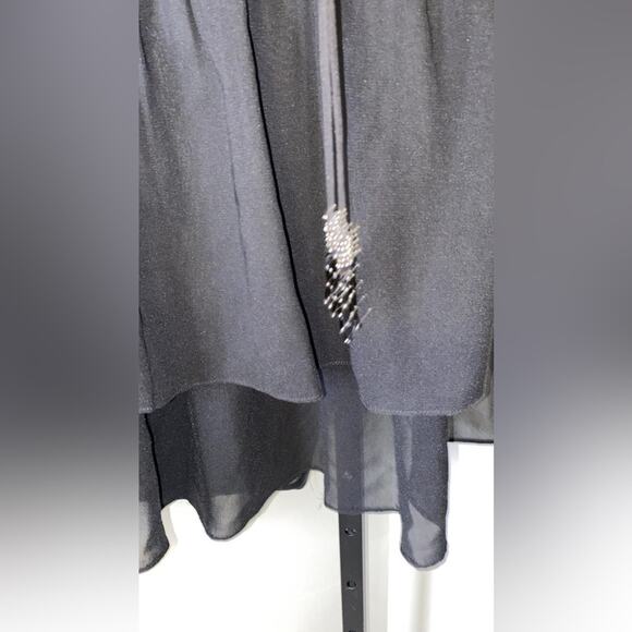 Raised collar blouse with staggered sleeves and embroidery by Boohoo - Picture 3 of 12